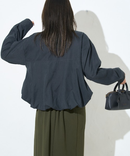 TRIANGLE PALETTE(トライアングルパレット)の「バルーンヘム クロップドシャツ(シャツ/ブラウス・レディース・ブラック/グレイッシュベージュ/カーキ・FREE)」の11枚目の写真