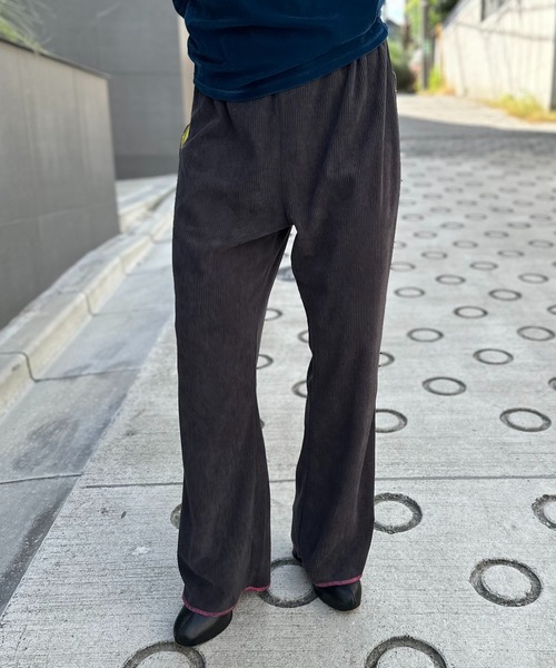 mi via loca（ミヴィアロカ）の「Vintageライク BACKハートポケット コーデュロイ セミフレアパンツ（その他パンツ・レディース・キャメル/レッド/チャコールグレー・FREE）」の2枚目の写真