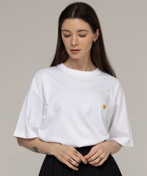 GRAVER（グレーバー）の「[ユニセックス]ダックフェイス刺繍スマイル半袖Tシャツ_ホワイト（Tシャツ/カットソー・レディース・ホワイト・SMALL/MEDIUM/LARGE/X-LARGE）」の2枚目の写真