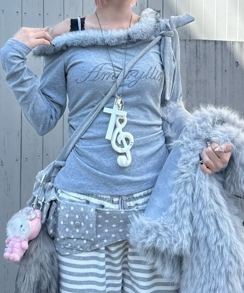 Never mind the XU / Chikashitsu+（ネバーマインド ザ エックスユー / チカシツプラス）の「【nmtc+】fur one shoulder long sleeve / 【エムティーシープラス】ファーワンショルダー長袖Tシャツ（Tシャツ/カットソー・レディース・ホワイト/グレー/チャコール・ONE SIZE）」の8枚目の写真