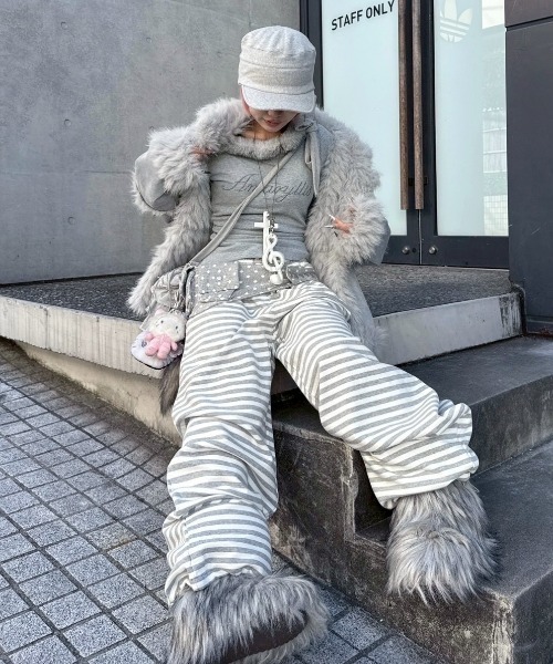 Never mind the XU / Chikashitsu+（ネバーマインド ザ エックスユー / チカシツプラス）の「【nmtc+】fur one shoulder long sleeve / 【エムティーシープラス】ファーワンショルダー長袖Tシャツ（Tシャツ/カットソー・レディース・ホワイト/グレー/チャコール・ONE SIZE）」の7枚目の写真