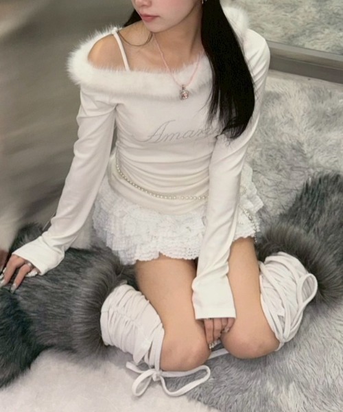 Never mind the XU / Chikashitsu+（ネバーマインド ザ エックスユー / チカシツプラス）の「【nmtc+】fur one shoulder long sleeve / 【エムティーシープラス】ファーワンショルダー長袖Tシャツ（Tシャツ/カットソー・レディース・ホワイト/グレー/チャコール・ONE SIZE）」の5枚目の写真