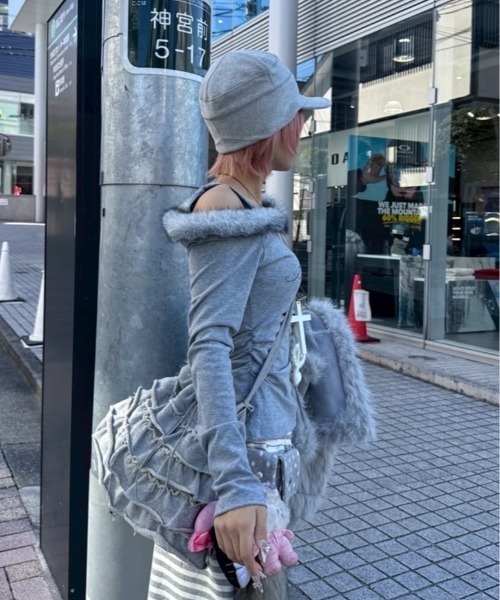 Never mind the XU / Chikashitsu+（ネバーマインド ザ エックスユー / チカシツプラス）の「【nmtc+】fur one shoulder long sleeve / 【エムティーシープラス】ファーワンショルダー長袖Tシャツ（Tシャツ/カットソー・レディース・ホワイト/グレー/チャコール・ONE SIZE）」の9枚目の写真