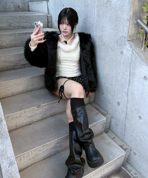 Never mind the XU / Chikashitsu+（ネバーマインド ザ エックスユー / チカシツプラス）の「【nmtc+】fur one shoulder long sleeve / 【エムティーシープラス】ファーワンショルダー長袖Tシャツ（Tシャツ/カットソー・レディース・ホワイト/グレー/チャコール・ONE SIZE）」の16枚目の写真