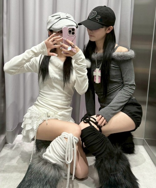 Never mind the XU / Chikashitsu+（ネバーマインド ザ エックスユー / チカシツプラス）の「【nmtc+】fur one shoulder long sleeve / 【エムティーシープラス】ファーワンショルダー長袖Tシャツ（Tシャツ/カットソー・レディース・ホワイト/グレー/チャコール・ONE SIZE）」の11枚目の写真