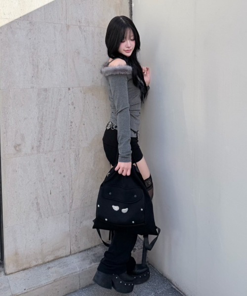 Never mind the XU / Chikashitsu+（ネバーマインド ザ エックスユー / チカシツプラス）の「【nmtc+】fur one shoulder long sleeve / 【エムティーシープラス】ファーワンショルダー長袖Tシャツ（Tシャツ/カットソー・レディース・ホワイト/グレー/チャコール・ONE SIZE）」の21枚目の写真