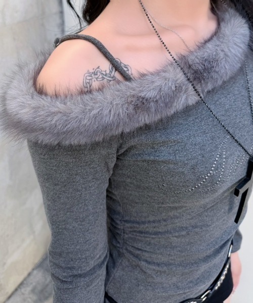 Never mind the XU / Chikashitsu+（ネバーマインド ザ エックスユー / チカシツプラス）の「【nmtc+】fur one shoulder long sleeve / 【エムティーシープラス】ファーワンショルダー長袖Tシャツ（Tシャツ/カットソー・レディース・ホワイト/グレー/チャコール・ONE SIZE）」の20枚目の写真