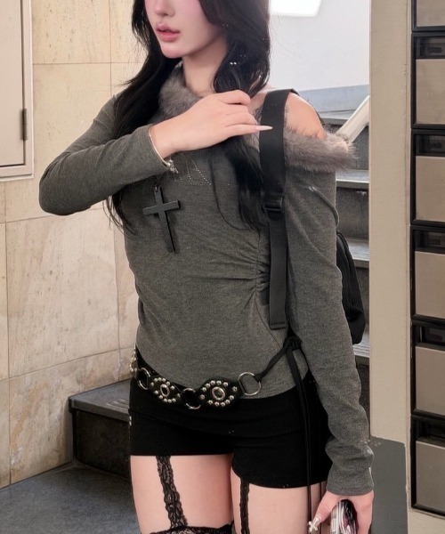 Never mind the XU / Chikashitsu+（ネバーマインド ザ エックスユー / チカシツプラス）の「【nmtc+】fur one shoulder long sleeve / 【エムティーシープラス】ファーワンショルダー長袖Tシャツ（Tシャツ/カットソー・レディース・ホワイト/グレー/チャコール・ONE SIZE）」の22枚目の写真