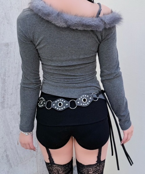 Never mind the XU / Chikashitsu+（ネバーマインド ザ エックスユー / チカシツプラス）の「【nmtc+】fur one shoulder long sleeve / 【エムティーシープラス】ファーワンショルダー長袖Tシャツ（Tシャツ/カットソー・レディース・ホワイト/グレー/チャコール・ONE SIZE）」の17枚目の写真