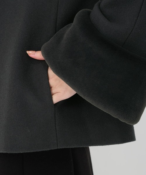 UNIVERVAL MUSE（ユニバーバル ミューズ）の「ラムウールメルトン_袖ファー取り外しコート（その他アウター・レディース・チャコールグレー/モカ・2）」の9枚目の写真