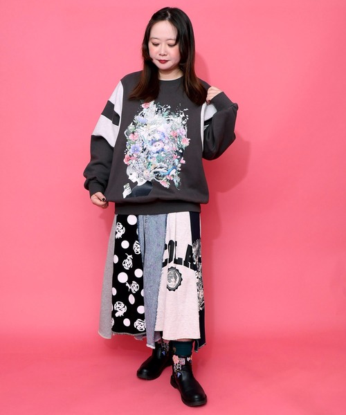 ScoLar（スカラー）の「153740：花×宇宙×アート バイカラー裏起毛プルオーバー（Tシャツ/カットソー・レディース・ブラック/チャコールグレー/杢グレー・M）」の4枚目の写真