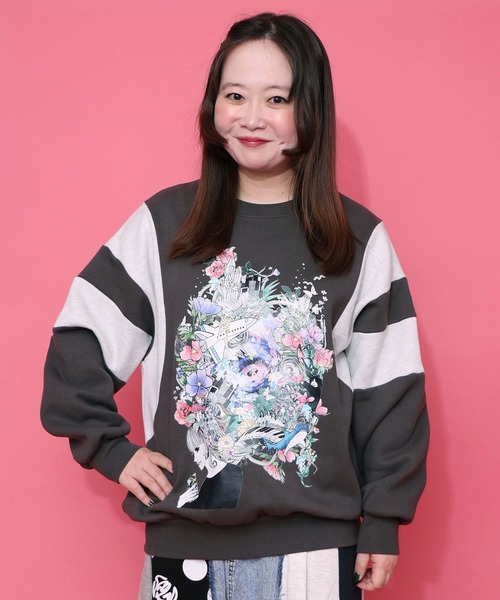 ScoLar（スカラー）の「153740：花×宇宙×アート バイカラー裏起毛プルオーバー（Tシャツ/カットソー・レディース・ブラック/チャコールグレー/杢グレー・M）」の5枚目の写真
