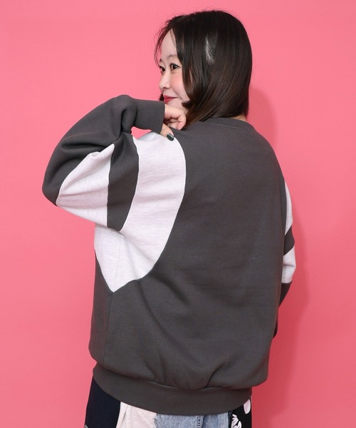 ScoLar（スカラー）の「153740：花×宇宙×アート バイカラー裏起毛プルオーバー（Tシャツ/カットソー・レディース・ブラック/チャコールグレー/杢グレー・M）」の7枚目の写真