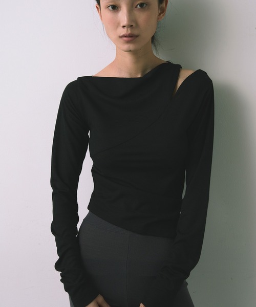 kiehtova（キエトヴァ）の「【kiehtova】ONE SHOULDER DRAPE TOPS/ワンショルダードレープトップス KTWR52（Tシャツ/カットソー・レディース・ブルー/ベージュ/ブラック・FREE）」の2枚目の写真