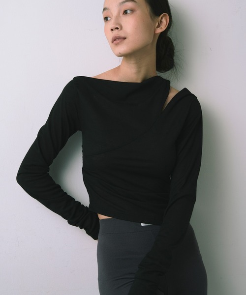 kiehtova（キエトヴァ）の「【kiehtova】ONE SHOULDER DRAPE TOPS/ワンショルダードレープトップス KTWR52（Tシャツ/カットソー・レディース・ブルー/ベージュ/ブラック・FREE）」の4枚目の写真