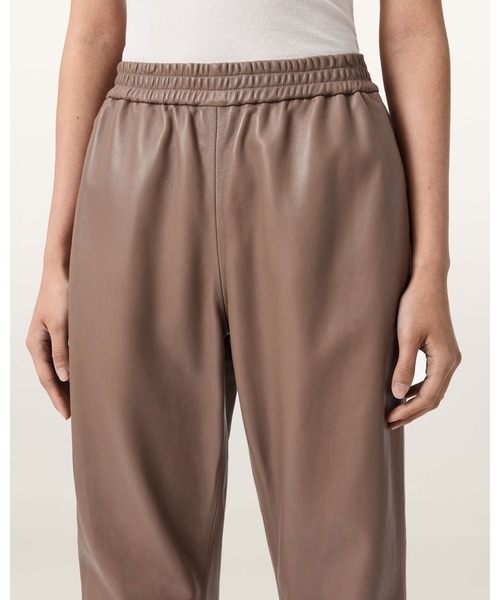 ALLSAINTS(オールセインツ)の「JEN LEATHER JOGGERS | JEN レザー ジョガー(その他パンツ・レディース・ブラウン系その他・6/8/10/4)」の3枚目の写真