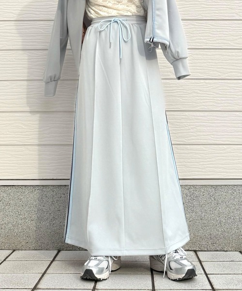 Q(キュー)の「ライントラックスカート(スカート・レディース・ブラック/ライトグレー・MEDIUM)」の1枚目の写真