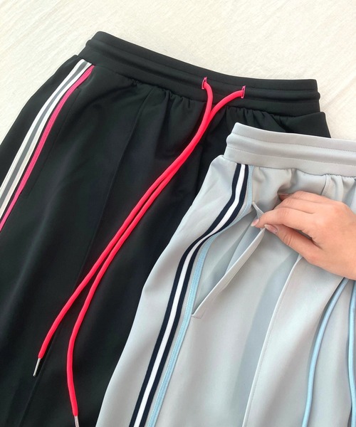 Q(キュー)の「ライントラックスカート(スカート・レディース・ブラック/ライトグレー・MEDIUM)」の4枚目の写真