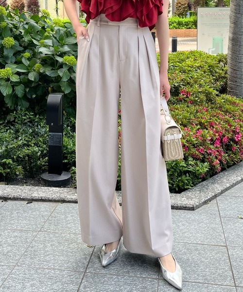 AND COUTURE(アンドクチュール)の「タックワイドパンツ(その他パンツ・レディース・ライトグレー/ベージュ/ネイビー・SMALL/MEDIUM)」の3枚目の写真
