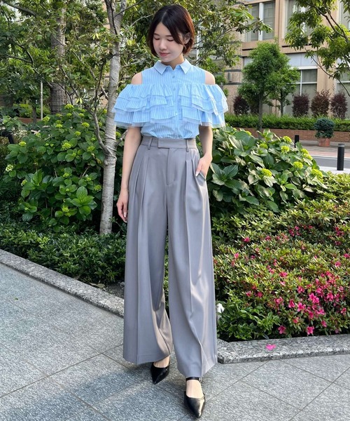 AND COUTURE(アンドクチュール)の「タックワイドパンツ(その他パンツ・レディース・ライトグレー/ベージュ/ネイビー・SMALL/MEDIUM)」の2枚目の写真
