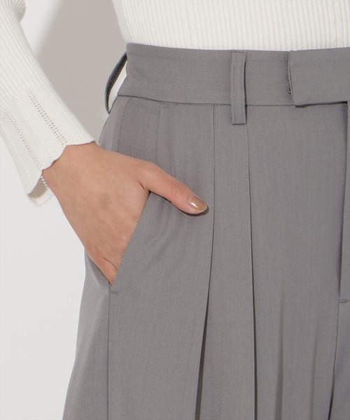 AND COUTURE(アンドクチュール)の「タックワイドパンツ(その他パンツ・レディース・ライトグレー/ベージュ/ネイビー・SMALL/MEDIUM)」の9枚目の写真