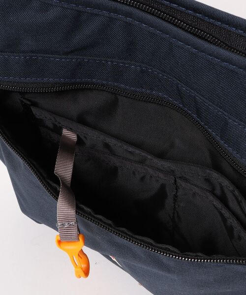 TSURUYA(ツルヤ)の「《KELTY》CURVE SHOULDER S(ショルダーバッグ・メンズ・ネイビー/タン/セージグリーン・フリー)」の5枚目の写真