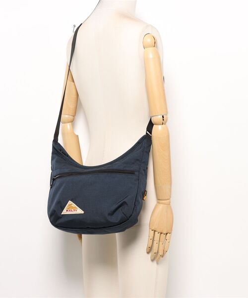 TSURUYA(ツルヤ)の「《KELTY》CURVE SHOULDER S(ショルダーバッグ・メンズ・ネイビー/タン/セージグリーン・フリー)」の4枚目の写真