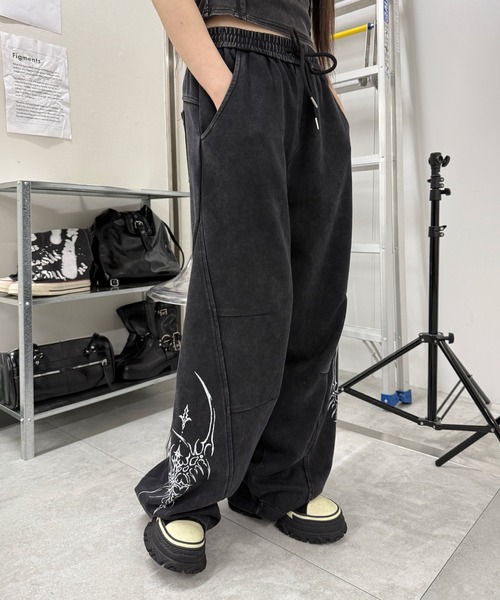 Figments(フィグメンツ)の「Y2Kプリントスウェットパンツ(スウェットパンツ・レディース・スミクロ・FREE)」の1枚目の写真