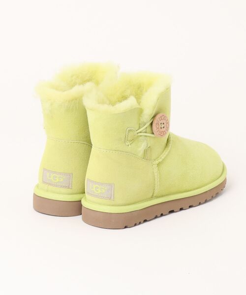 UGG（アグ）の「【UGG】MINI BAILEY BUTTON 3352 シープスキン ムートンブーツ ベイリーボタン ミニ（ブーツ・メンズ・イエロー系その他・US6）」の3枚目の写真