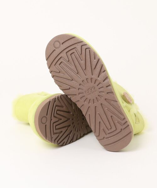 UGG（アグ）の「【UGG】MINI BAILEY BUTTON 3352 シープスキン ムートンブーツ ベイリーボタン ミニ（ブーツ・メンズ・イエロー系その他・US6）」の2枚目の写真