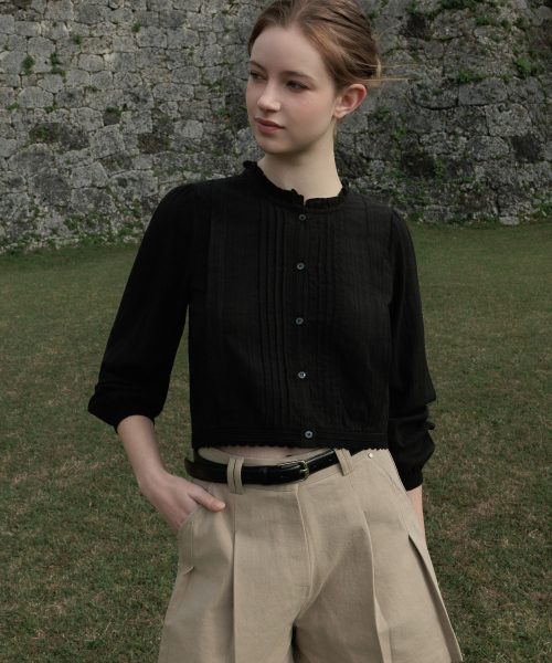 DEHEVE（デヘヴェ）の「Round Neck Frill Blouse [Black]（シャツ/ブラウス・レディース・ブラック・FREE）」の2枚目の写真