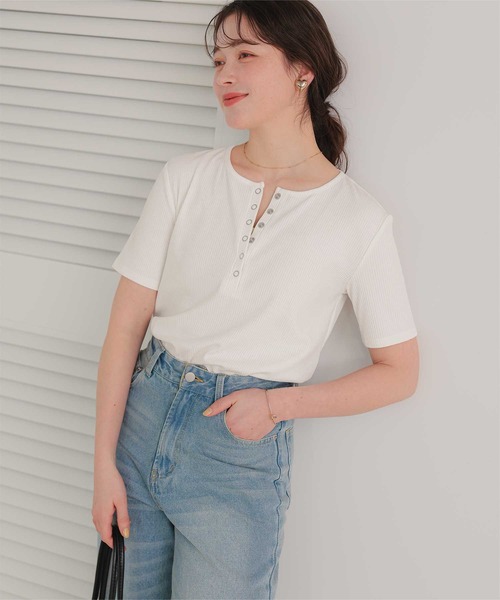 titivate(ティティベイト)の「機能性リブカットソーヘンリーネックトップス(Tシャツ/カットソー・レディース・レッド/ライトグレー/ネイビー/ブラック/オフホワイト/ライトイエロー・L/M/S)」の2枚目の写真