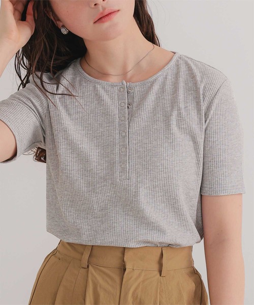 titivate(ティティベイト)の「機能性リブカットソーヘンリーネックトップス(Tシャツ/カットソー・レディース・レッド/ライトグレー/ネイビー/ブラック/オフホワイト/ライトイエロー・L/M/S)」の4枚目の写真