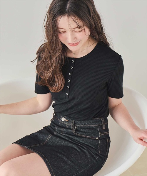 titivate(ティティベイト)の「機能性リブカットソーヘンリーネックトップス(Tシャツ/カットソー・レディース・レッド/ライトグレー/ネイビー/ブラック/オフホワイト/ライトイエロー・L/M/S)」の3枚目の写真