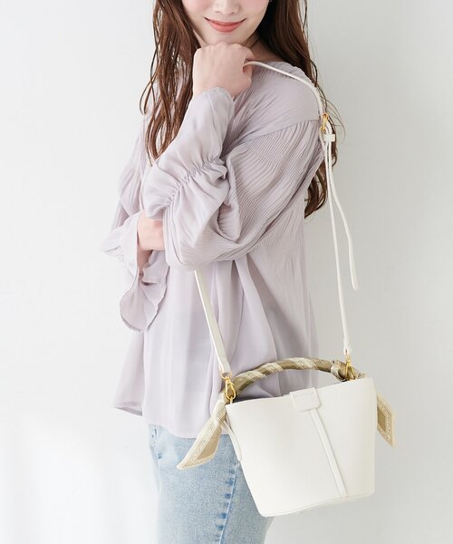 natural couture（ナチュラルクチュール）の「スカーフ付きポーチインバッグ（ショルダーバッグ・レディース・ピンク/ホワイト/ブラック/イエロー・FREE）」の2枚目の写真