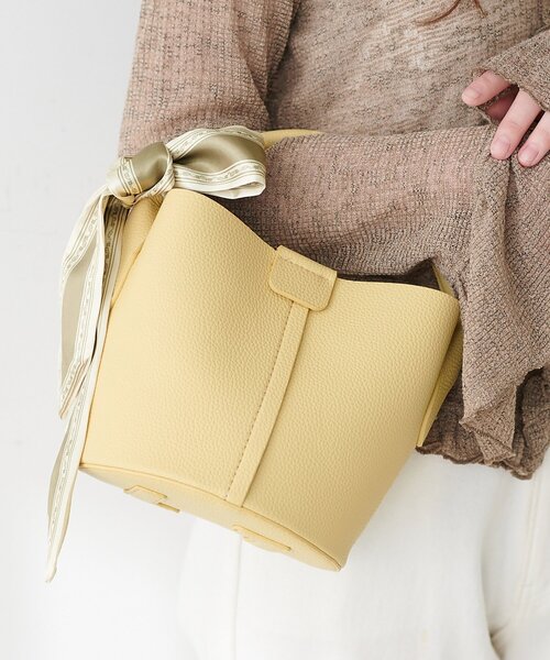 natural couture（ナチュラルクチュール）の「スカーフ付きポーチインバッグ（ショルダーバッグ・レディース・ピンク/ホワイト/ブラック/イエロー・FREE）」の3枚目の写真