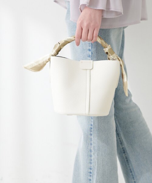 natural couture（ナチュラルクチュール）の「スカーフ付きポーチインバッグ（ショルダーバッグ・レディース・ピンク/ホワイト/ブラック/イエロー・FREE）」の5枚目の写真