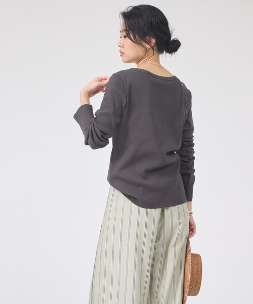 Rouge vif（ルージュヴィフ）の「【IRONING/アイロニング】アシンメトリーロングスリーブTシャツ/ロンT/カットソー（Tシャツ/カットソー・レディース・ホワイト/チャコールグレー・フリー）」の4枚目の写真