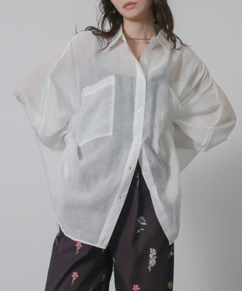 NYLAUS(ナイラス)の「【SG】シアーオーバーサイズドルマンシャツ 長袖シアーシャツ(シャツ/ブラウス・レディース・ブラック/グレイッシュベージュ/オフホワイト/ブラウン・M)」の2枚目の写真