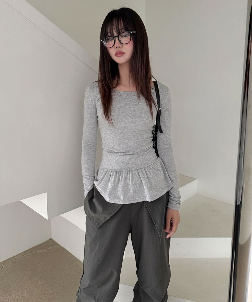 4INT.(フォイント)の「ユニーク フリル切り替え アイレット ラウンド 長袖 Tシャツ(Tシャツ/カットソー・レディース・チャコール/ブラック/グレー/ホワイト・FREE)」の9枚目の写真