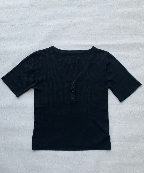 Teem Store(チームストア)の「Vネックハーフボタンヘンリーネックリブニットソー 夏ニット(Tシャツ/カットソー・レディース・ピンク/レッド/ブラック・F)」の4枚目の写真
