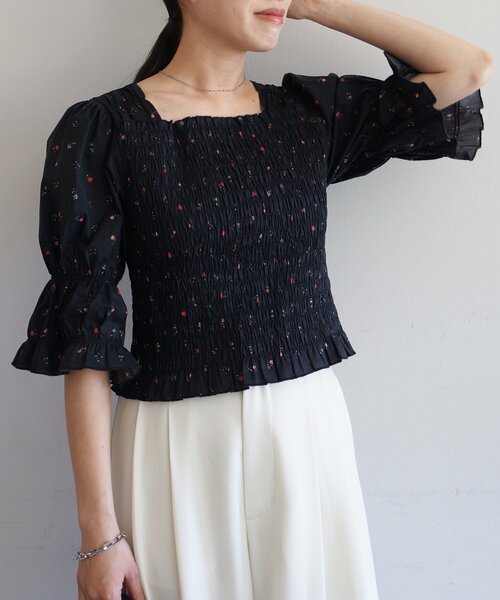 LOUNGEDRESS(ラウンジドレス)の「【PUFRILL/パフリル】《低身長向けサイズ》シャーリングブラウス(シャツ/ブラウス・レディース・オフホワイト/ブラック/ブラック系その他・SMALL)」の1枚目の写真