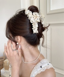 M2SUQARED（エムツースクエア）の「【M2SUQARED/エムツースクエア】ニュアンスフラワーシュシュドットヘアクリップ / 大人可愛いボリュームヘアアクセサリー（バレッタ/ヘアクリップ）」