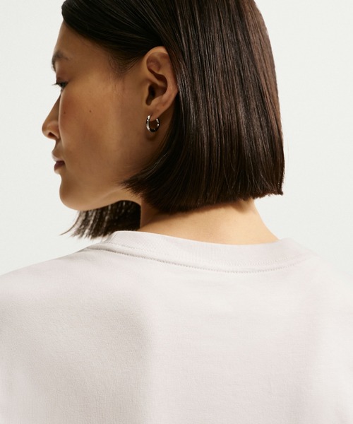 NIKE(ナイキ)の「NIKE W NSW CLASSIC ST2 TEE IR7827(Tシャツ/カットソー・メンズ・グレー/ブラック・S/M)」の4枚目の写真
