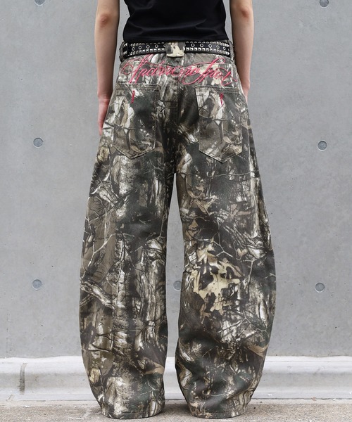 ATMARK（アットマーク）の「《3サイズ展開　/　UNISEX　》バックロゴ刺繍　配色ステッチ　カーブパンツ　ツリーカモ　バレルレッグ（チノパンツ・メンズ・リアルツリーカモ・M/XL/L）」の2枚目の写真