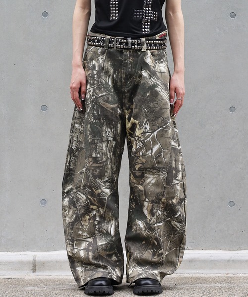 ATMARK（アットマーク）の「《3サイズ展開　/　UNISEX　》バックロゴ刺繍　配色ステッチ　カーブパンツ　ツリーカモ　バレルレッグ（チノパンツ・メンズ・リアルツリーカモ・M/XL/L）」の3枚目の写真