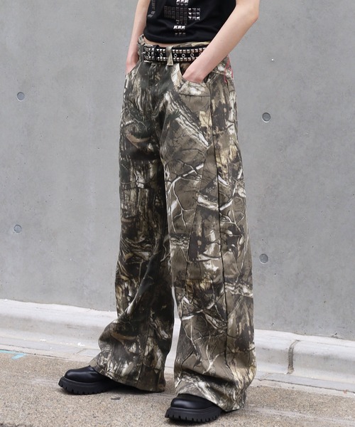ATMARK（アットマーク）の「《3サイズ展開　/　UNISEX　》バックロゴ刺繍　配色ステッチ　カーブパンツ　ツリーカモ　バレルレッグ（チノパンツ・メンズ・リアルツリーカモ・M/XL/L）」の5枚目の写真
