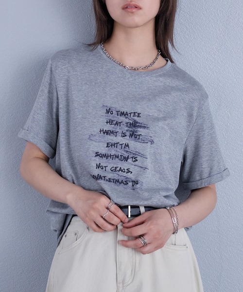 murea(ミュレア)の「スカーフ付き手書き風ロゴプリント半袖Tシャツ(Tシャツ/カットソー・レディース・チャコールグレー/グレー/ホワイト・FREE)」の3枚目の写真