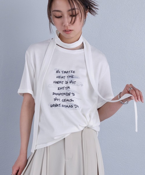murea(ミュレア)の「スカーフ付き手書き風ロゴプリント半袖Tシャツ(Tシャツ/カットソー・レディース・チャコールグレー/グレー/ホワイト・FREE)」の4枚目の写真