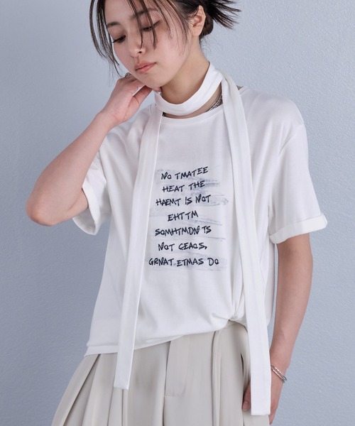 murea(ミュレア)の「スカーフ付き手書き風ロゴプリント半袖Tシャツ(Tシャツ/カットソー・レディース・チャコールグレー/グレー/ホワイト・FREE)」の5枚目の写真